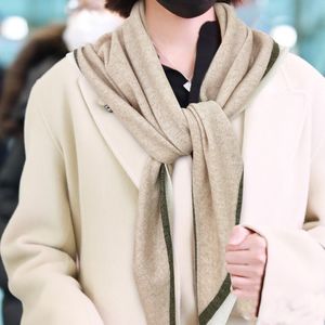 Sciarpa triangolare sciarpa stilista materiale 100% puro cashmere importato 190 * 110 * 54 cm sciarpa mantella triangolare lavorata a maglia