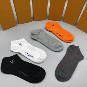 2023 hochwertige Designer-Socken für Herren und Damen, fünf Marken von Luxus-Sport-Winternetz-Buchstabenstricksocken aus Baumwolle mit Boxen