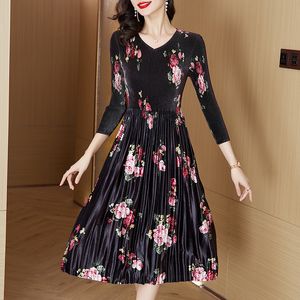 Luxus Designer Retro Floral Schwarzes Kleid Herbst Winter Damen Langarm V-Ausschnitt Schlank Golden Samt Midi Party Plissee Kleider 2023 Urlaub Geburtstag Party Kleider