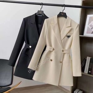 Sonbahar Kadın Palto Tasarımcı Düğmesi Moda Eşleştirme Ters Üçgen Mektup Uzun Naylon Ceket Üst Takım