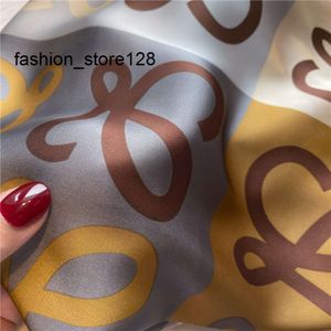 Designer Grid Print Flower Imitate Silk Scarf Pannband för kvinnor Fashion Long Handle Bag Scarves Paris Axel Tote Bagage Ribbon Head Wraps 70x70cm 1Colors 01LW
