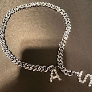 Metallstil als breite Halskette mit Hip-Hop-Straßenbuchstaben-Anhänger, modische Übertreibung der Persönlichkeit von Männern und Frauen