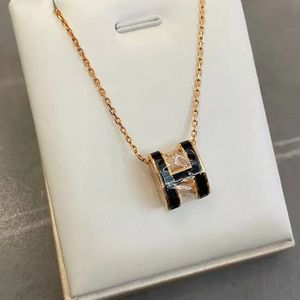 Lyxvarumärkesdesigner halsband för kvinnor fashionabla nytt högkvalitativt titanstål 18K guldhänge halsbandsmycken