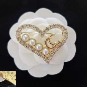 Luxury Women Designer Brand Letter Brooch Pins 18K Gold Plated Inlay Crystal Rhinestone Jewelry Handmade Leather Brooch Pin Men Marry Wedding Party Cloth