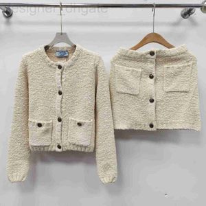 Kadın Sweaters Designer 23SS Üçgen Etiket Kazak Sonbahar ve Kış Yeni Yuvarlak Boyun Hırdi Uzun Kollu Örme T2T0