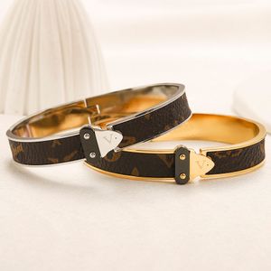 18k Gold Plated Designer Armband Mens Läder Bangle Letter Smycken rostfritt stål Armband manschett bröllopälskare gåva smycken klassiska stil par tillbehör