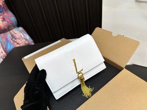 Crossbody Bag Luxurys handväskor högkvalitativa s designers väskor mini väska liten axel tofs svart vit aaa väska kvalitet äkta läderväska sliver guldkedja 22 cm