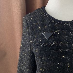 Designer affascinante Triangolo in metallo P Lettera Spilla per il seno Donna Spilla per colletto polo Nero Maglione unisex Gioielli di moda Accessori per coppie Regalo di festa di Natale C350