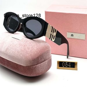 Occhiali da sole firmati per donna Uomo Cat Eye Eyewear Speciale protezione UV 400 Lettere Gamba grande Telaio a doppio raggio Occhiali da sole da donna stile classico per esterni 054H WRDF