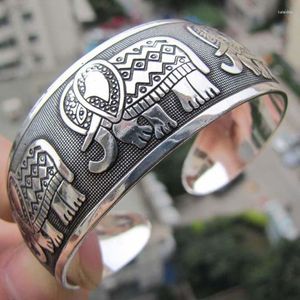 Charmarmband Ancient Silver Elephant Armband Miao Tibetan smycken Partihandel snidad kvinnlig bredöppning
