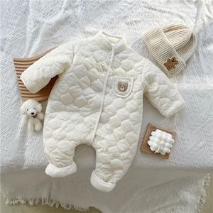 Rompers Born Baby Boy Ubrania długie rękaw ciepłe wyściełane zimowe kombinezony Rompers Solidny kolor Białe kombinezony Dziewczyny 230927