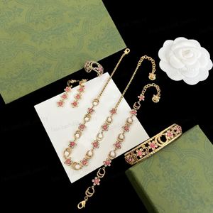 Designer halsbandsarmband örhängen ring, vintage mässingsmaterial rosa kristallblommor och dubbla alfabet Klassiska element modeuppsättning, gåva, hög kvalitet med låda