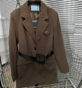 Dräkter kvinnors blazers lyxiga kvinnors kostymer kappa midjeväska designer jacka mode klassiker inverterad lady smal temperament färg svart khaki kläder 250c