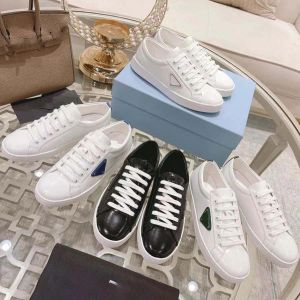 latest shoes sneakers fashion catwalk small white shoe couple models relaunch elegant and generous cowhide mixed sheepskin tpu bottom