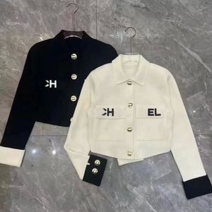 2023 Designer-Jacke für Damen, hochwertige Polo-Mode, kurz geschnittener Metallknopf, Buchstaben-Strick-Langarm-Hemdjacke, kleine Duftjacke, Schwarz-Weiß-Top-Größe