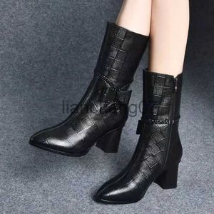 Botas botas mulher inverno 2023 botas femininas moda mid-tube mãe botas de couro apontou plataforma botas estilo britânico botas de equitação x0928