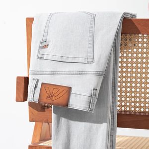 Felpe con cappuccio da uomo Primavera Estate Classico Vitalità giovanile Vestibilità da uomo Jeans dritti sottili in denim Pantaloni leggeri in cotone elasticizzato 230927