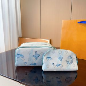 Dopp Kit Halo Dye Wash Bag Taurilon läder handväska präglad brev tvättväska kvinnors kosmetik toalett klaff budbärare utomhus plånbok som bär i garderob