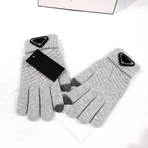 Brand Knitted Gloves Luxury Designer Women Solid Jacquard Warm Fingers Winter Glove 4 Colors Wholesale 60g
