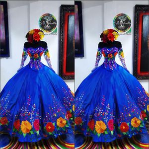 2022 Vintage Royal Blue messicano dolce 16 abiti Charro fiore ricamato in raso al largo della spalla abito Quinceanera Illusion lungo 263r