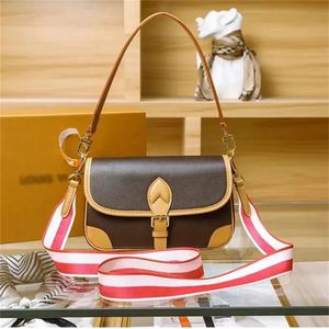 M45985 Diane Satchel Çanta ile Logo Jacquard Çapraz Cisim Kayışı Kabartmalı Deri Krem Full Siyah Omuz Çantaları Klasik Vintage Cross Vücut Clamshell Baget Çanta Çanta