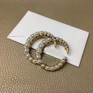 Lyxdesigner Fashion Pearl Letter Pins Brosches Men's and Women's samma stil som används för kostymtröja brosch smycken248w