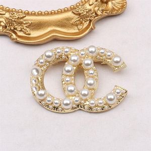 Famosa marca designer de moda dupla carta 14k banhado a ouro prata pérola broches feminino incrustação cristal strass broche terno pino l267r