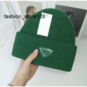 Atacado 16 estilos clássico designer outono inverno cor sólida gorro chapéus homens mulheres marca de moda triângulo carta crânio bonés de lã quente boné de malha natal