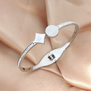 2023SS 18K Gold Bangle Fashion Luxury Designer Silver Lady Män Skruvmejsel Diamond Smycken Kvinnor Mensarmband Bangle Armband