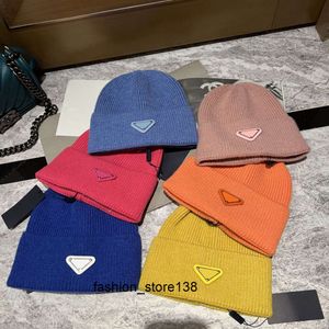 Beanie/Skull Caps Mulheres doces cor designer de moda gorro chapéu amantes outono e inverno ao ar livre férias viagem quente metal triângulo carta impressão casquette