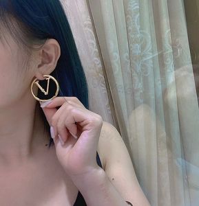 Ny mode stud brev v ljia kvinnor stora cirkel enkla örhängen hoop örhängen grossist för kvinna hög försäljning orecchini bijoux cjewelers