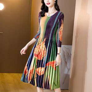 Sonbahar Kış Grafik Velvet Elbise Uzun Kollu 2023 Kadın Tasarımcı Tatil Partisi Midi Plealed Elbiseler V-Neck Fit Şık Ofis Lady Chic Mii Frocks