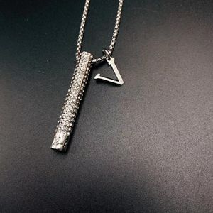 Collar de silbato de plata de moda Un silbato plateado lleno de diamantes de imitación que se puede hacer sonar Collar de lujo de marca designe186B