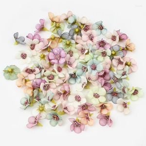 Flores decorativas 50pcs 2cm mini seda margarida flor cabeça multicolor artificial para diy guirlanda decoração de casa casamento noivado festa cocar