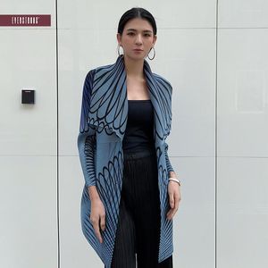 여자 트렌치 코트 미야케이크 주름 인쇄 된 윈드 브레이크 여성 2023 가을 하이 패션 한국 스타일 옷깃 롱 코트