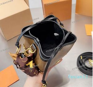 Women Designer Mini Bucket Bag Old Flower With Mones Charm Gold Litera Metal Sprzęt Dwa zdejmowane skórzane paski Luksusowy Piękny kwadratowa torebka sznurka 12x11cm