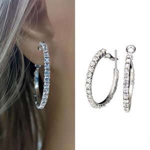 Hoop Huggie orecchini con strass lucidi alla moda per le donne accessori per l'orecchio penetranti del cerchio di cristallo di colore argento estetico gioielli206F