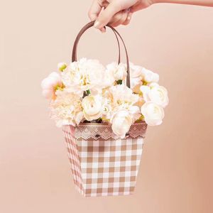 Confezione regalo 100 pezzi Cesto di fiori portatile Borsa di carta impermeabile Borsa per imballaggio Fiorista Borse a portata di mano Bomboniera per matrimonio