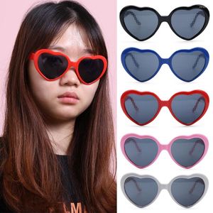 Occhiali da sole 1PC Love Heart Shaped Special Effects Glasses Watch Le luci cambiano in diffrazione di notte Regalo di festa