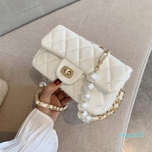 Cadeia de pérolas acolchoadas PU Couro Soloso Crossbody Sacos para mulheres Moda Bolsa de ombro pequeno Feminino Bolsas e bolsas273D