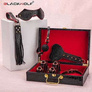 Articoli di bellezza BLACKWOLF BDSM Letto Bondage Set Schiavo PU Manette in pelle Collare Frusta Bavaglio Prodotto adulto Giocattoli sexy Kit per donne Coppie Gay