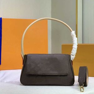 Borse a tracolla con manico tondo Borsa a tracolla con stampe di lettere classiche Borsa super pratica Borse con patta alla moda Borsa interna Realizzata in custodia marrone