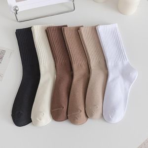 Kvinnors strumpor Svart vit Autumn Winter Middle Tube Sock Korean Japanese Japanese Ins Trend Cotton Coffee Retro Designer för Student