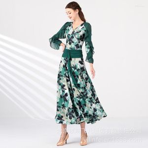 Zużycie sceniczne moda retro elegancka kobiety dla dorosłych.