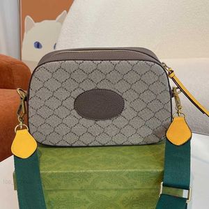 2023 gestreifte Schultergurt Leinwand Patchwork Schulter Messenger Beutel Metall Dekorativer Kurierbeutel große Kapazität Kamera Bagg Clutch Herrengehäuse