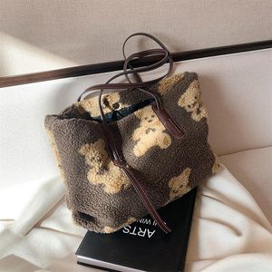 HBP Luxuryflash Kvinnor Plush Tote Bag Kawaii Designers Bear New Fashion Ladies Handväskor Axlade vita VIKS Söt gåva till KI215J