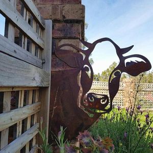 Dekoracje ogrodowe farmy podglądające dekoracje krowie