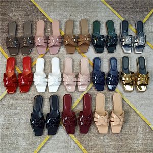 Designer Luxo Mulher chinelos de chinelos sand￡lias Slides de couro patenteado fosco casual aberto praia