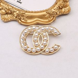 Vintage Designer Pullover Anzug Halsband Pin Broschen Modemarke Doppelbuchstaben Golden Silver Crystal Pearl Strash Brosche für Herren Frauen Schmuck Geschenke