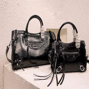 Klasyczna torebka miejska uchwyt torby na torbę Kobiet Designer Luksusowe motocyklowe torby na ramię Crossbody METAL METAL PAKSY 2274J